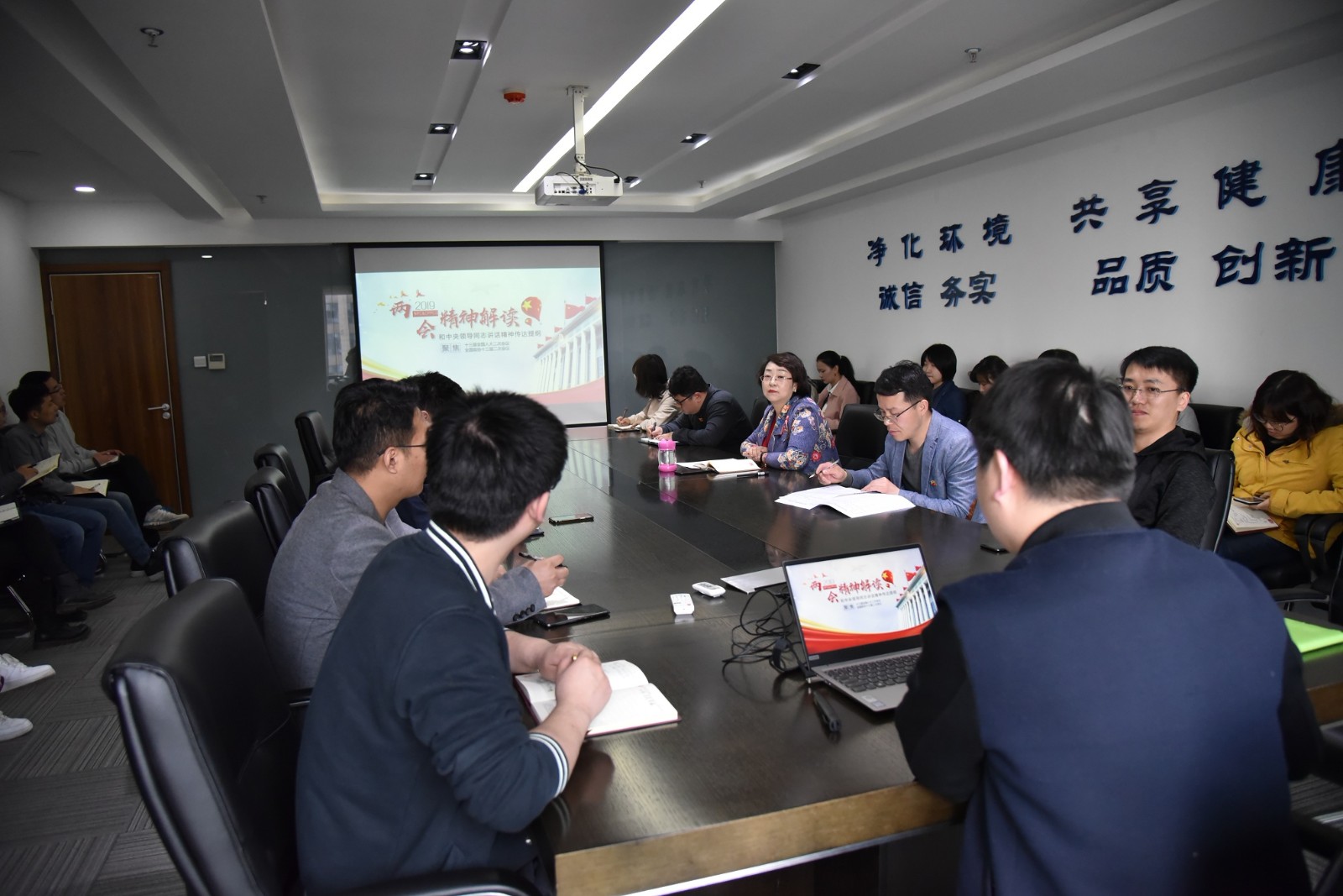 大秦公司開展主題黨課.JPG