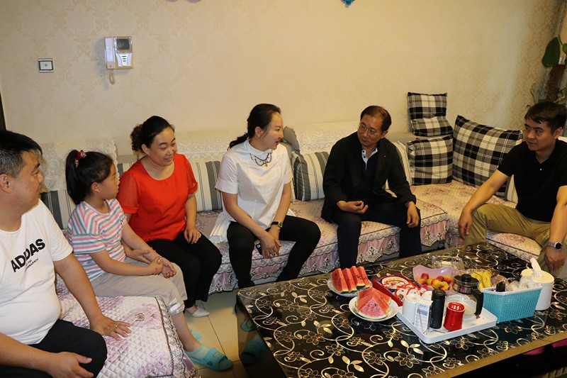 延安分公司領(lǐng)導班子走訪慰問困難員工2_副本_副本.jpg