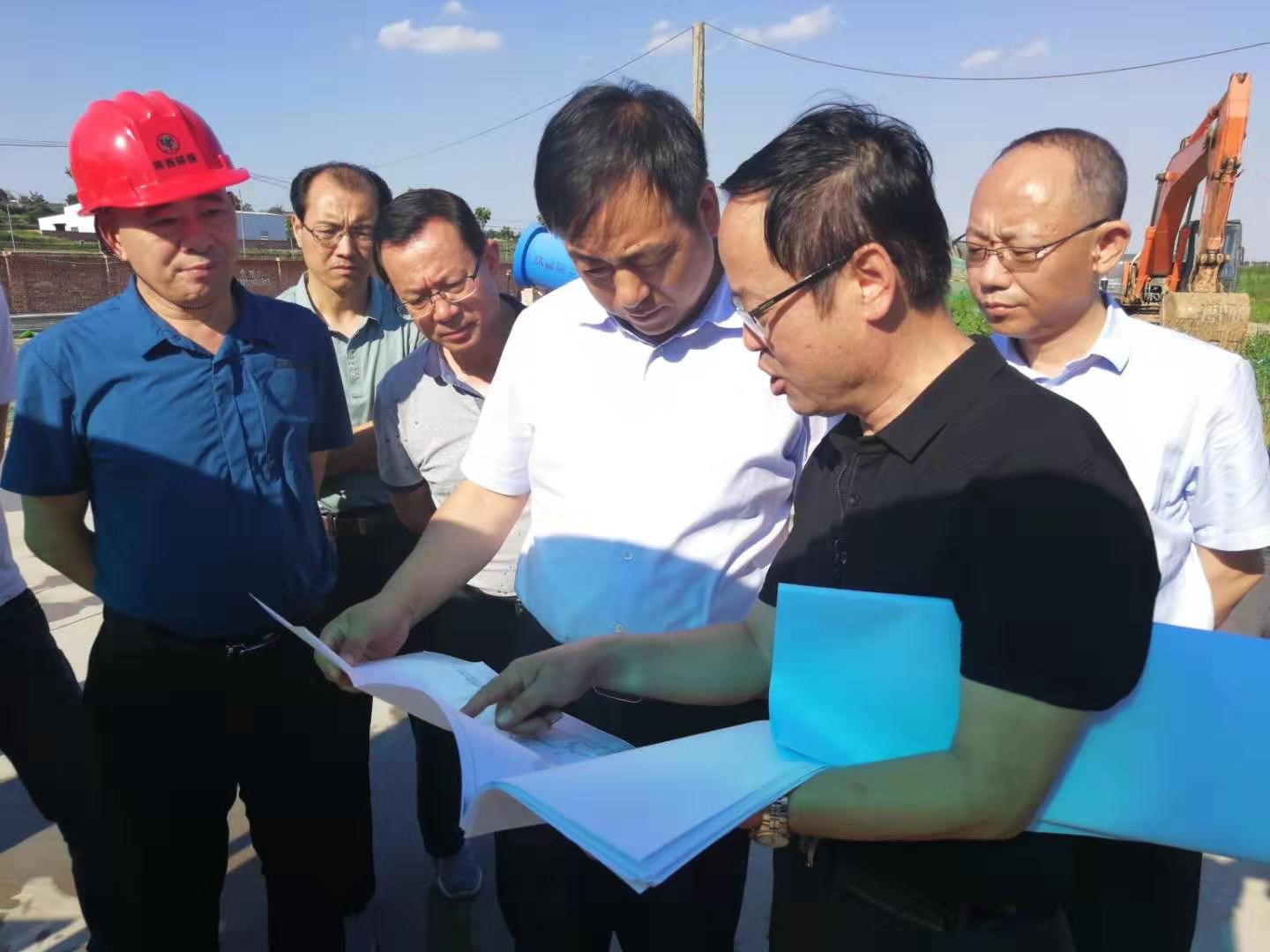 1562584868898252r2Gr.jpg 2019.7.4寶雞市委常委、副市長王寧崗到水環(huán)境公司寶雞蟠龍新區(qū)污水處理廠調(diào)研.jpg