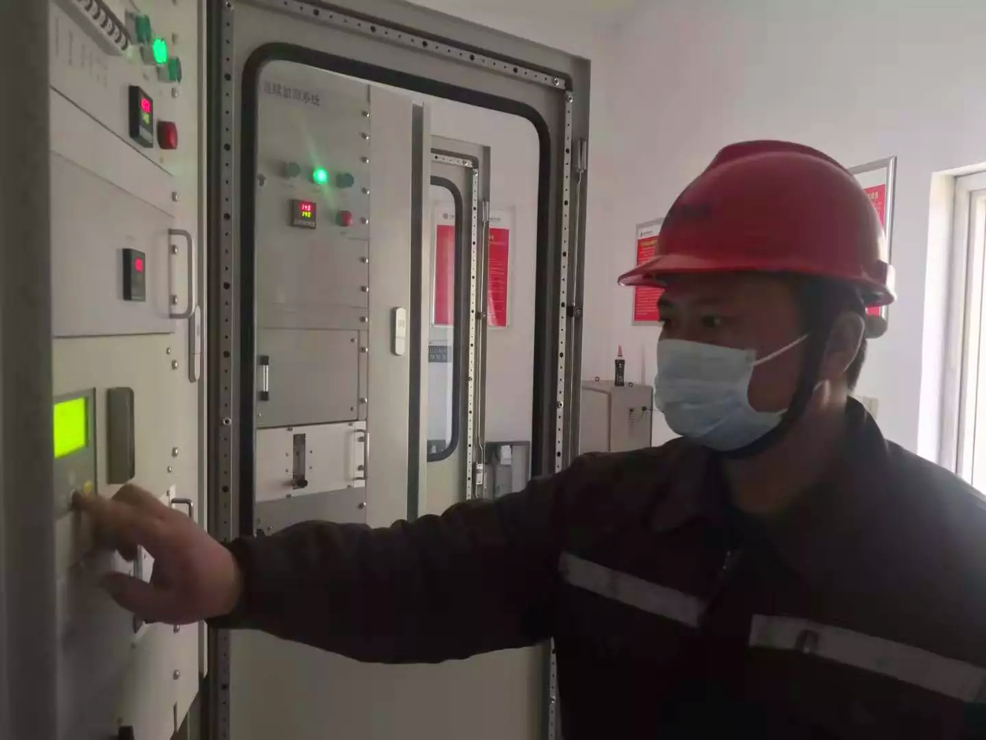 2月8日駐大唐寶雞熱電廠運維人員在對新更換的分析儀進行調試.png