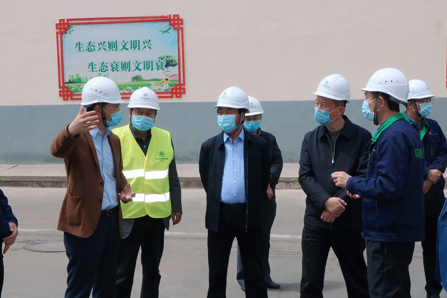 1587635703659347jqdX.jpg 西安市生態環境局局長劉軍一行到省危廢處置中心考察調研.jpg