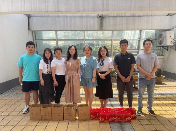 中圣公司工會(huì)組織開(kāi)展夏季“送清涼”活動(dòng)圖片1_副本.jpg