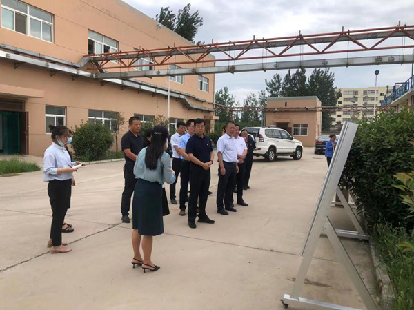 渭南市委副書記鄭維國一行到水環境公司大荔經開區污水處理廠調研2_副本.jpg