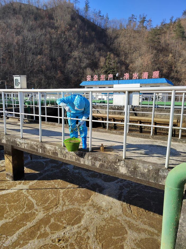 商南縣城區(qū)污水處理廠化驗員對CASS池內(nèi)取樣做SV30監(jiān)測_副本.jpg