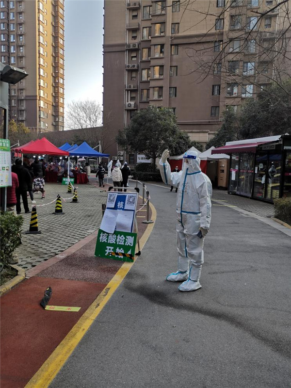 李楠維護核酸檢測點現場秩序.jpg