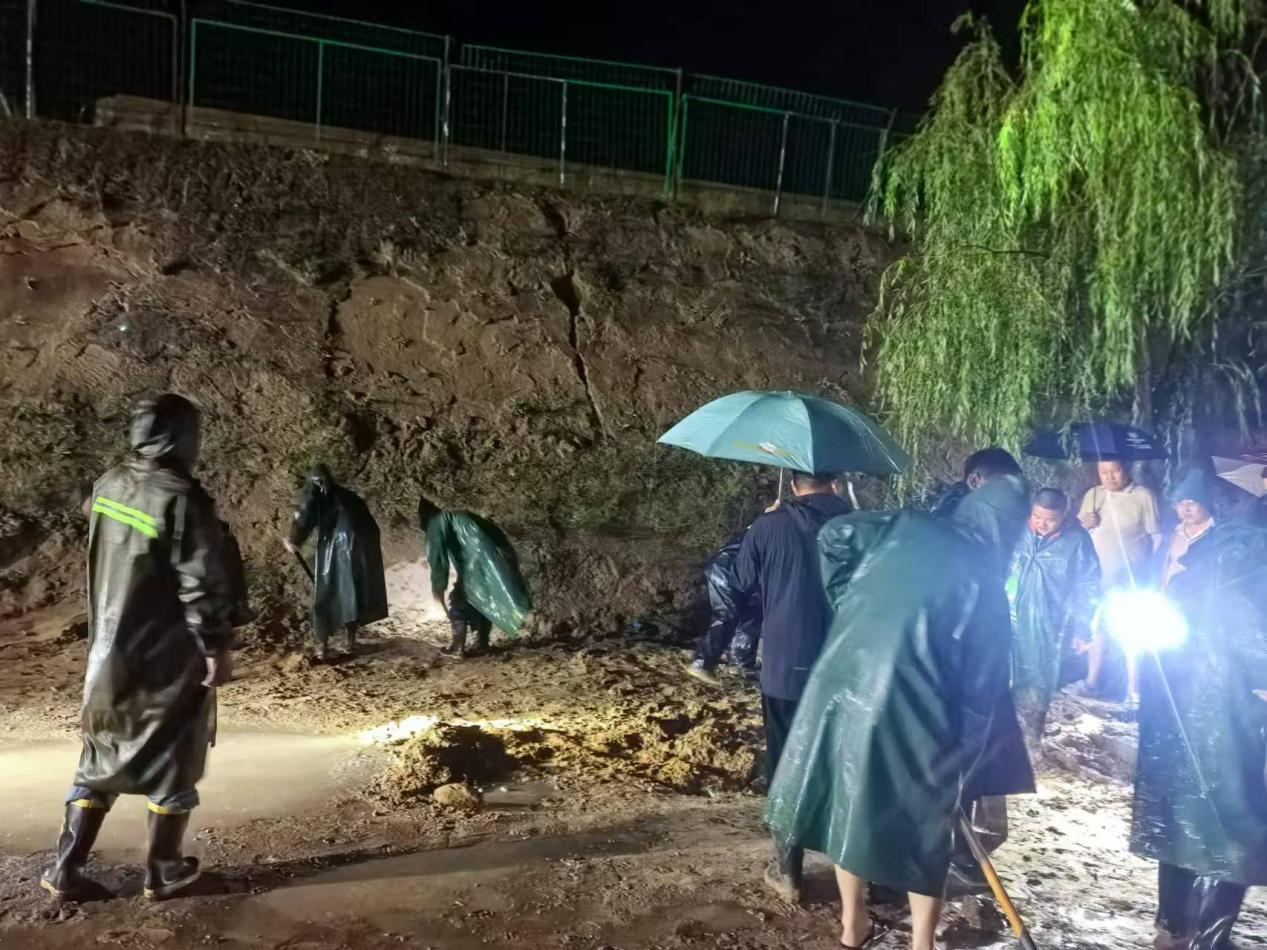 油氣工程公司王渠則站組織全員“戰暴雨、搶排險、保安全”.jpg