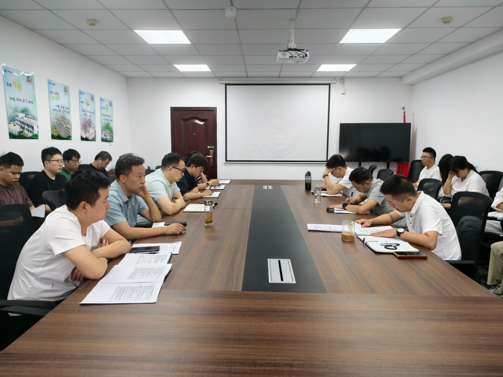 生物科技公司傳達落實集團深入貫徹中央八項規定精神學習教育暨巡視整改工作推進會會議精神的圖片.jpg